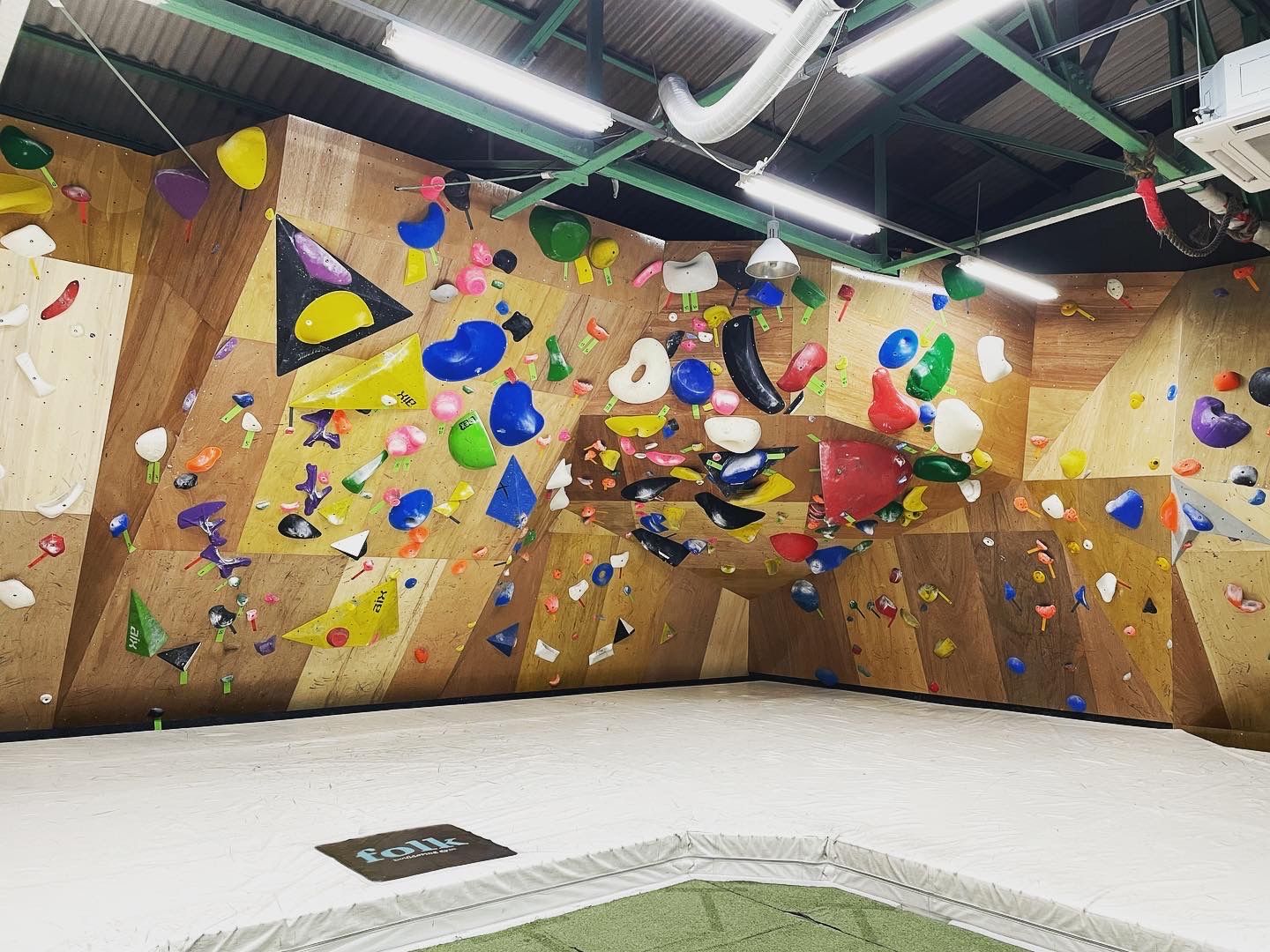 横浜でクライミングジムならfolk Bouldering Gymへ